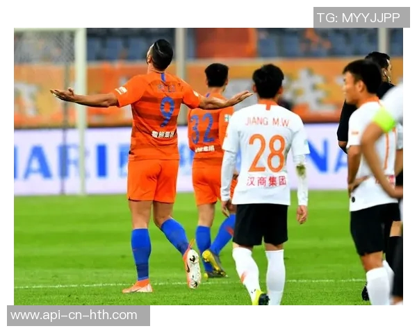 鲁能足球比赛现场热情洋溢球迷齐聚共庆精彩赛事瞬间